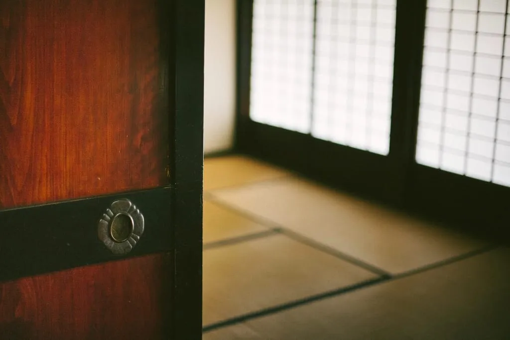 Pintu kayu dengan cahaya menembus kertas